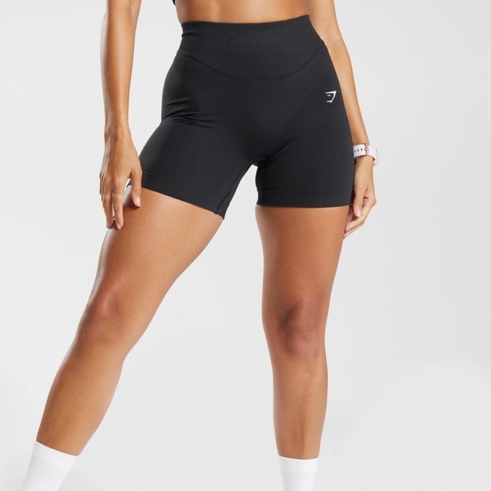 Gymshark Sweat Seamless Sculpt Shorts in Black, size Medium